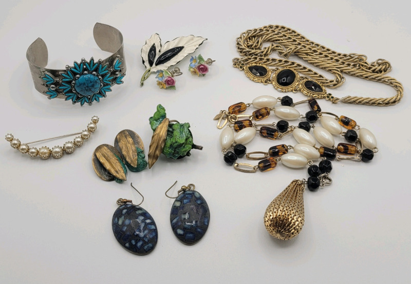 Vintage Jewelry Lot . Earings , Brooches , Necklaces , Bengal . 12 pcs.
