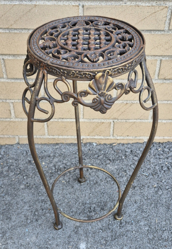 Metal Plant Stand 18.5" Tall & 7.75" Diameter on Top