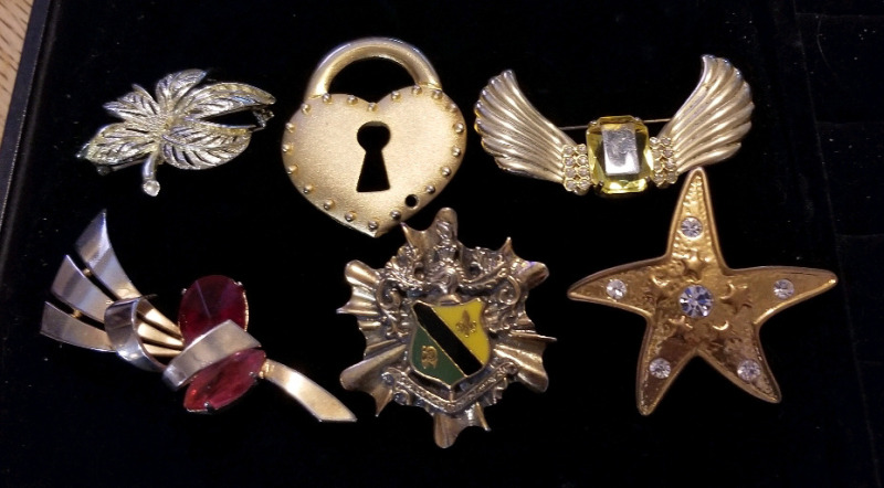 Lot of 6 vintage to modern brooches