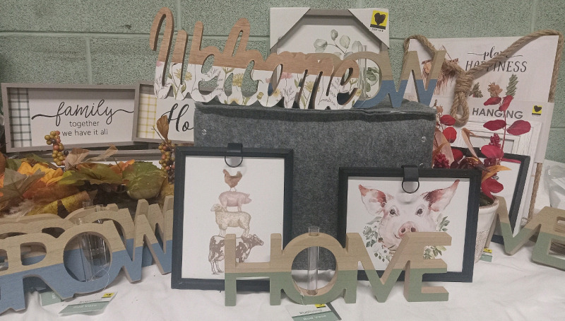 15+ New | Home Decor Lot | Includes Wall hangs, Faux Flowers, Table Top Decor & More!