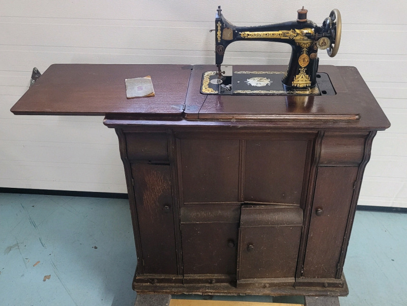 Antique 1920s Singer Sewing Machine w/Oak Sewing Machine Base , Includes Bobbin . All Drawers Full w/Sewing Accessories