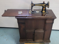 Antique 1920s Singer Sewing Machine w/Oak Sewing Machine Base , Includes Bobbin . All Drawers Full w/Sewing Accessories