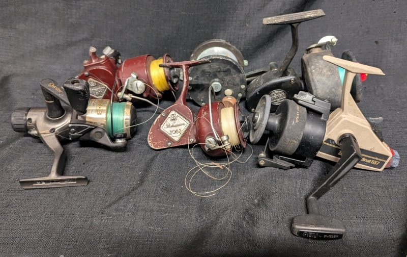 6 Vintage Fishing Reels - 2 Shakespeare Reels 2062 (Damaged) and 2071 - South Bend 880 - Quantum XR-3 - Zebco Cardinal 557 - Penn Delmar No.286