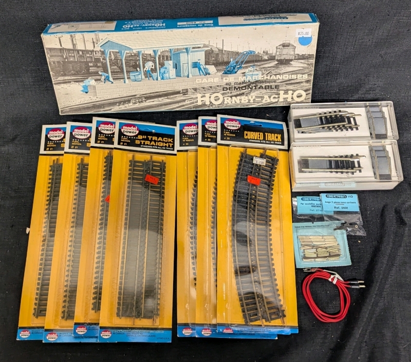 HO Scale Railway Track Lot - 4x 9" Straight Track 4pcs Set - 3x 18" Radius Curved Track 4pcs Set - 2x Fleischmann 6654 Turntable Extension Kit - Ibertren 2601/2745 - Atlas Tool Co. Rail Joiners - Hornby Gare De Marchandise Demontable - Leads