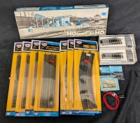 HO Scale Railway Track Lot - 4x 9" Straight Track 4pcs Set - 3x 18" Radius Curved Track 4pcs Set - 2x Fleischmann 6654 Turntable Extension Kit - Ibertren 2601/2745 - Atlas Tool Co. Rail Joiners - Hornby Gare De Marchandise Demontable - Leads