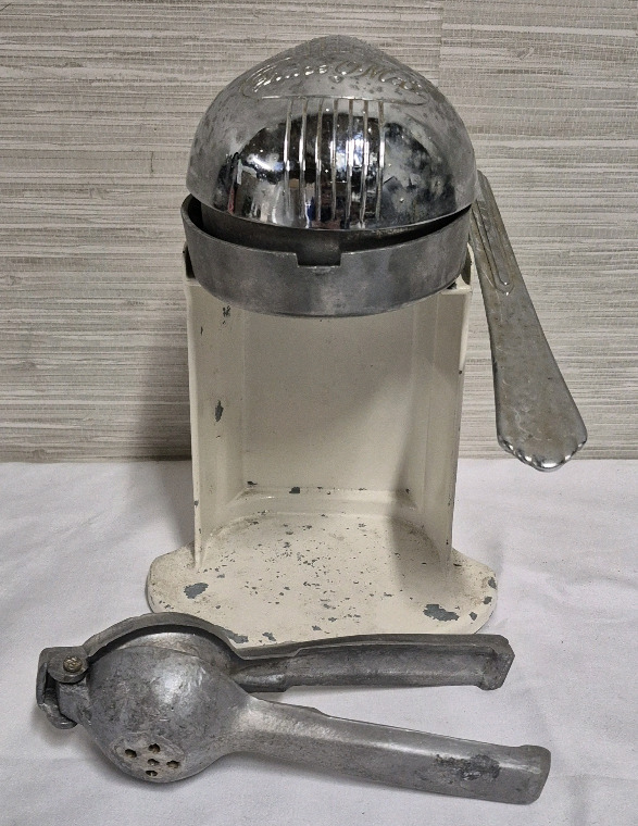 1950's Counter Top Manual Citrus Juice Press 8.5" Tall & Cast Aluminum Hand Juicer 7" Long