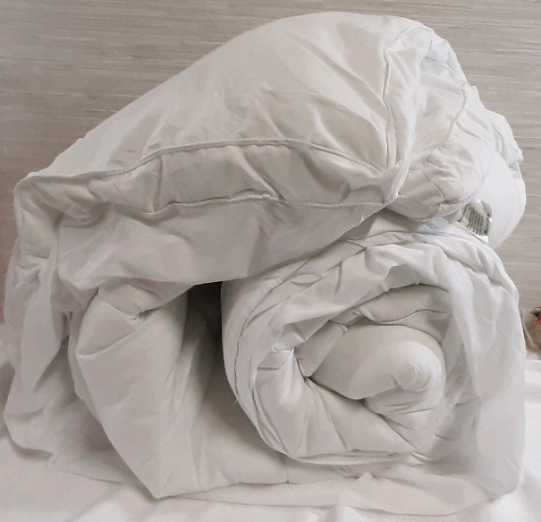 New White Queen Sized Comforter (60"x80"x18")