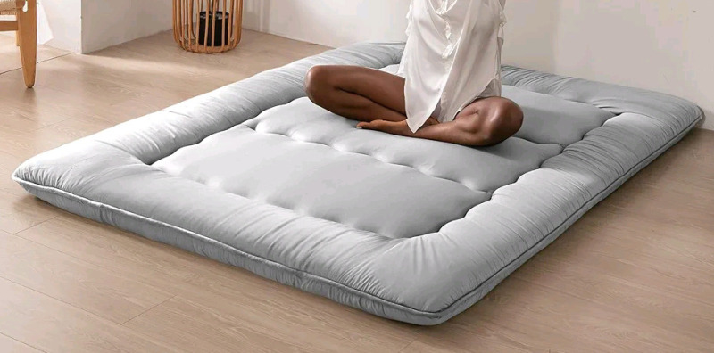 New - MAXYOYO Japanese Floor Mattress , KING . Futon Mattress, Thicken Daybed Sleeping Pad Foldable Roll Up . Measures 78"&times;80"