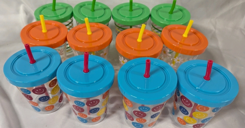 12 New Cups with Lids and Straws. 4.5" Tall 444ml.