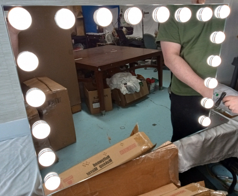 As New 31.5" x 22.8" Cooljeen Hollywood Makeup Mirror