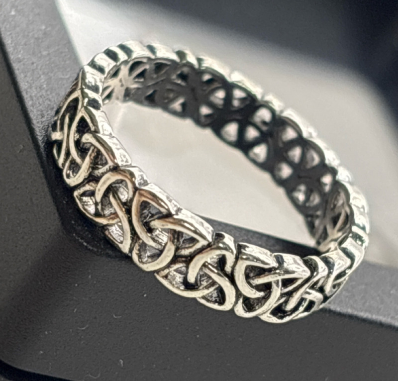 925 Sterling Silver Elegant Celtic Knot Ring Silver Plated<br/>Size 7.5