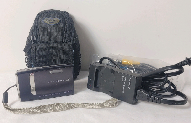 Fujifilm FinePix X10fd Digital Camera w/Charger & Travel Case . Includes 1gb Picture Card
