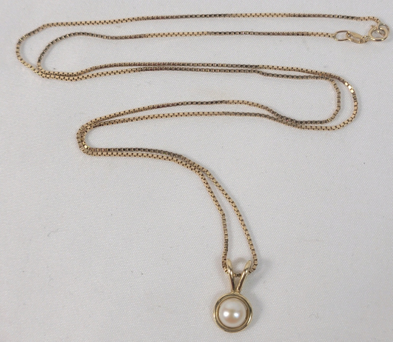 10K Gold Chain w/10K Pearl Pendant . Chain measures 24 1/4" long