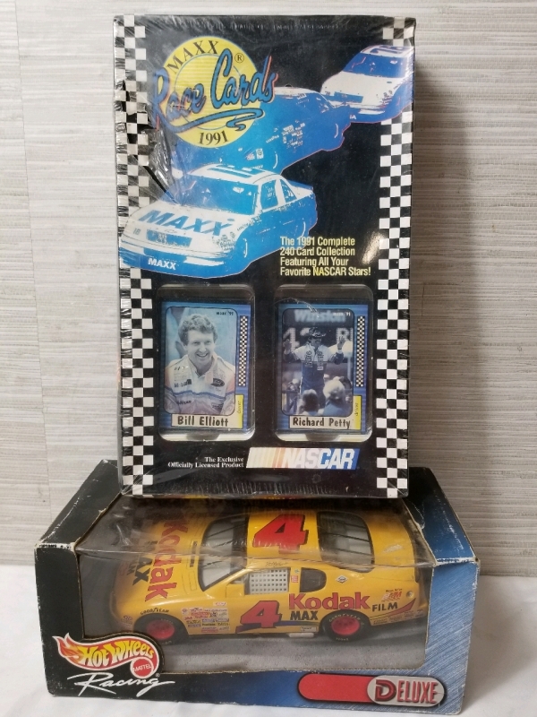 Vintage HOT WHEELS RACING DELUXE CAR & 1991 MAXX RACE CARD SET