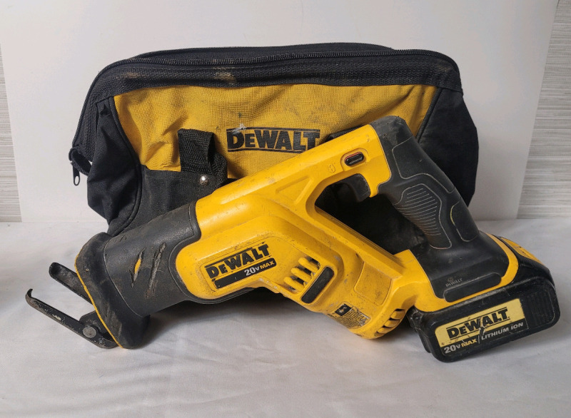 Dewalt Variable Speed Reciprocating Saw w/Battery & Carry Bag . Tested Working , No Battery Charger. Saw Model # DCS387