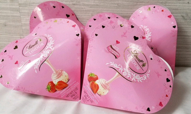 LINDT LINDOR STRAWBERRIES & CREAM chocolates 35 pieces bb 06/30/2025