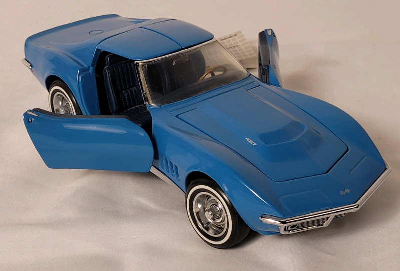 1968 Corvette Stingray 427 Diecast Car , 1:24 Scale . Missing Driverside Side-Mirror
