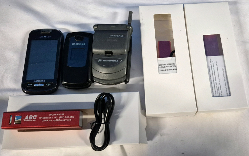 3 Power Banks & Cell Phones Samsung & Motorola