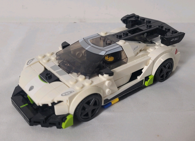 LEGO Speed Champions Koenigsegg Jesko w/Mini Fig # 76900 . Missing Silver Rims . Assembled , Dust from display