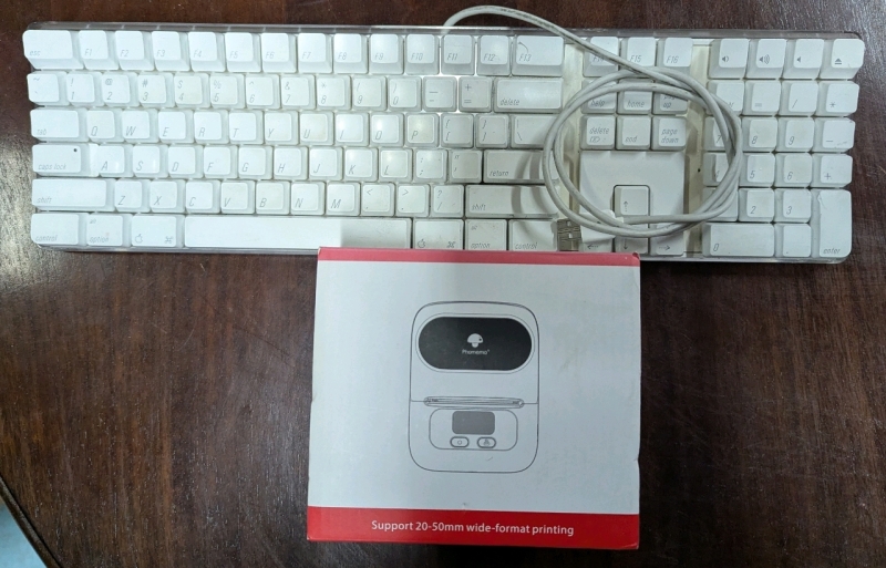Apple Keyboard & Phomemo Labe Printer.