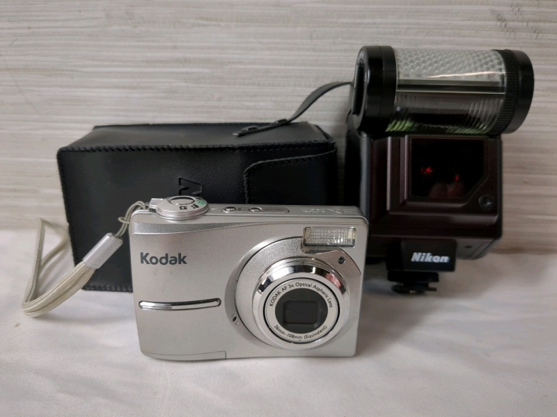 Nikon SB-20 Speed Flash with Case & Kodak Easy Share C713 7MP Point & Shoot Digital Camera