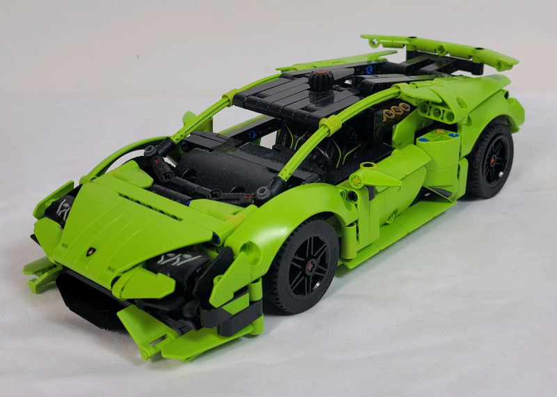 LEGO Technic Lamborghini Hurac&aacute;n Tecnica Build Set , # 42161 . Assembled . Appears Complete , 806pcs. . Dust from display