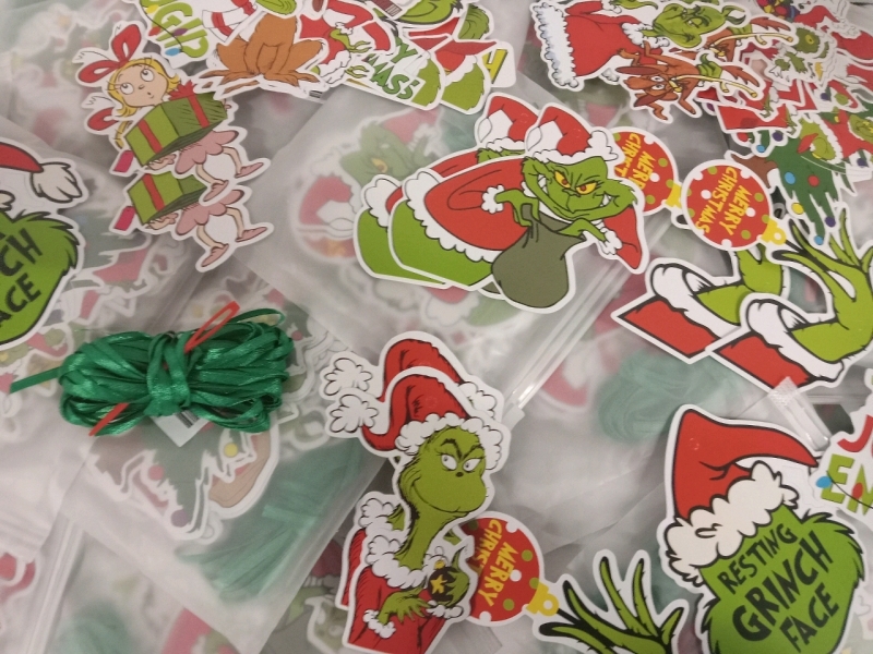 20 packs New | 640pcs ttl Seuss's Grinch Christmas Tree Paper Ornaments | Each Measure 3-4"