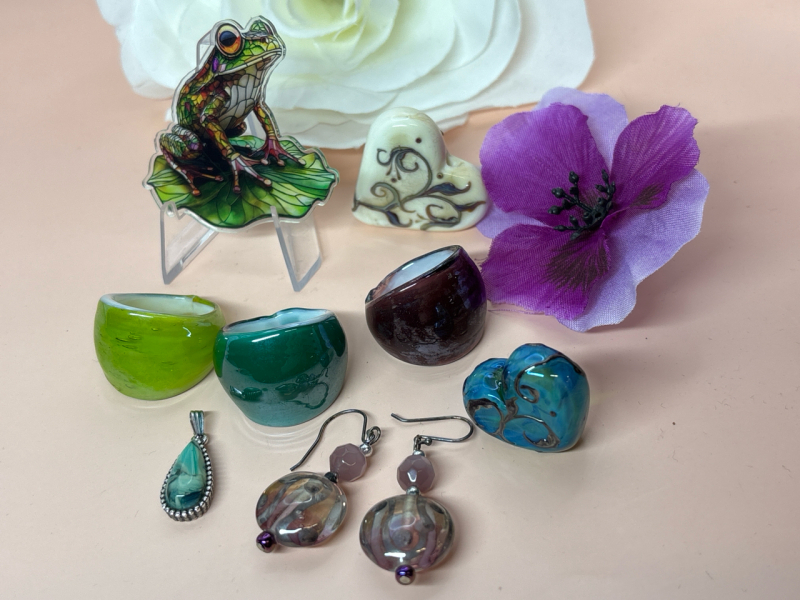 Three Retro Art Glass Wide Rings / Murano Style Pierced Drop Earrings 2 Beautiful Glass Focal Hearts/ Retro Frog Acrylic Brooch