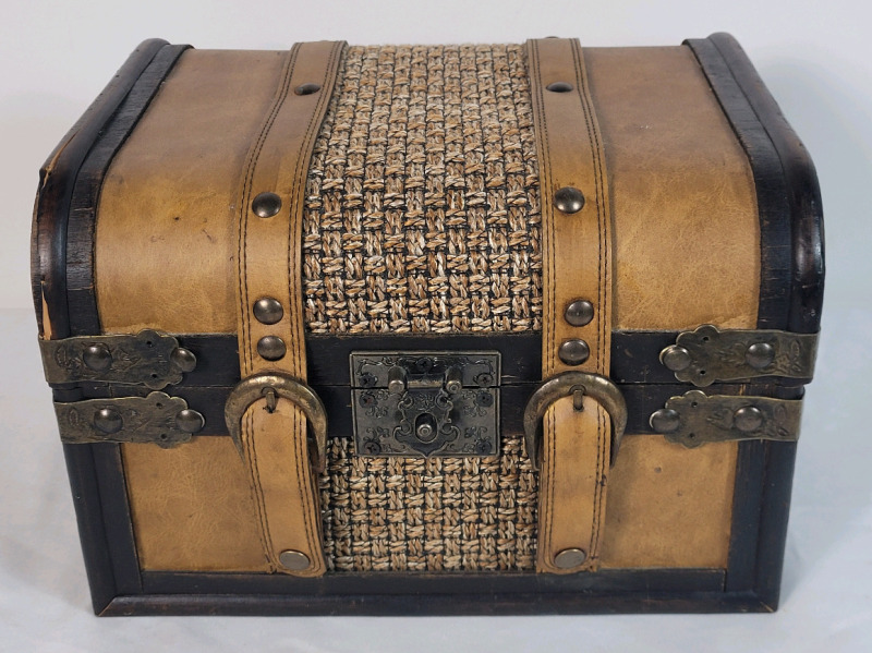 Wooden Keepsake Box . Measures 11"&times;7.5"&times;9"