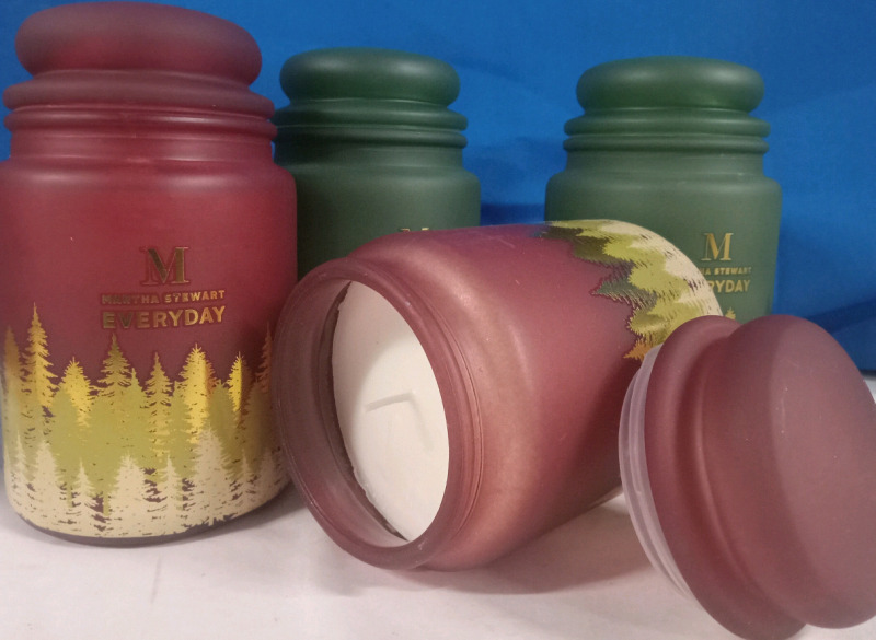 4 New | Martha Stewart 510g Candles | 2 Bourbon Apple Toddy (1 W/ Chipped Lid) & 2 Holiday Fir