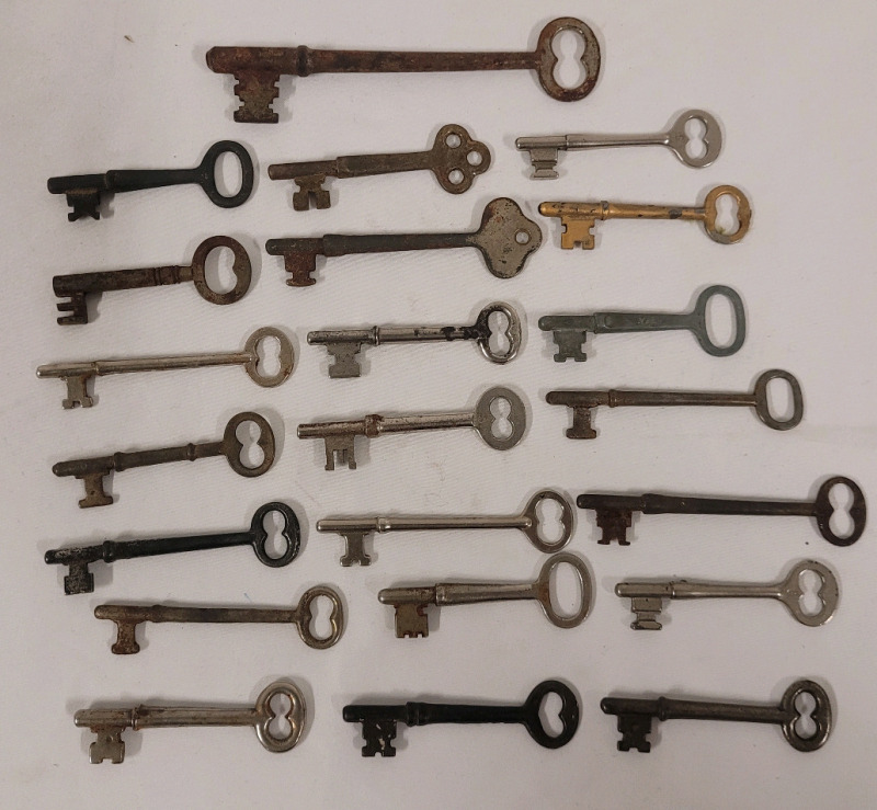 22 Vintage Skeleton Keys , Various Sizes