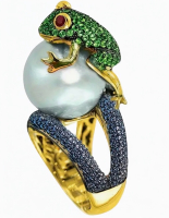 Frog Ring Set with Emerald Green Rhinestones Resting on Imitation Pearl Double Band Size 8.5