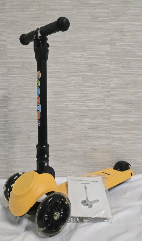 New In Box | TC09 Kick Scooter 22" Tall W/ Three Wheel Design & Lean To Steer Mechanism | * Similar Products Retail $80+ *