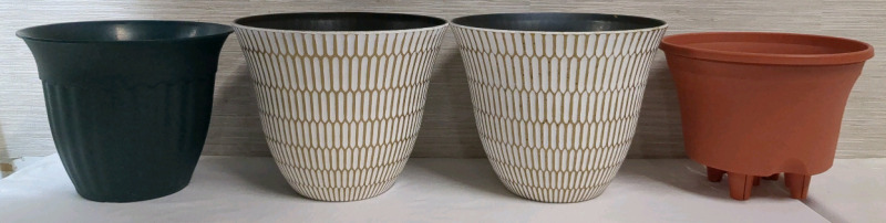 4 New Plastic Garden Pots Approx Diameter 12 Inches