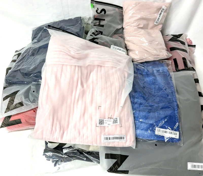 15 New Pieces Size 0XL-2XL Mixed Clothing : Assorted Styles, Seasons, Genders, Colours, Makers + More