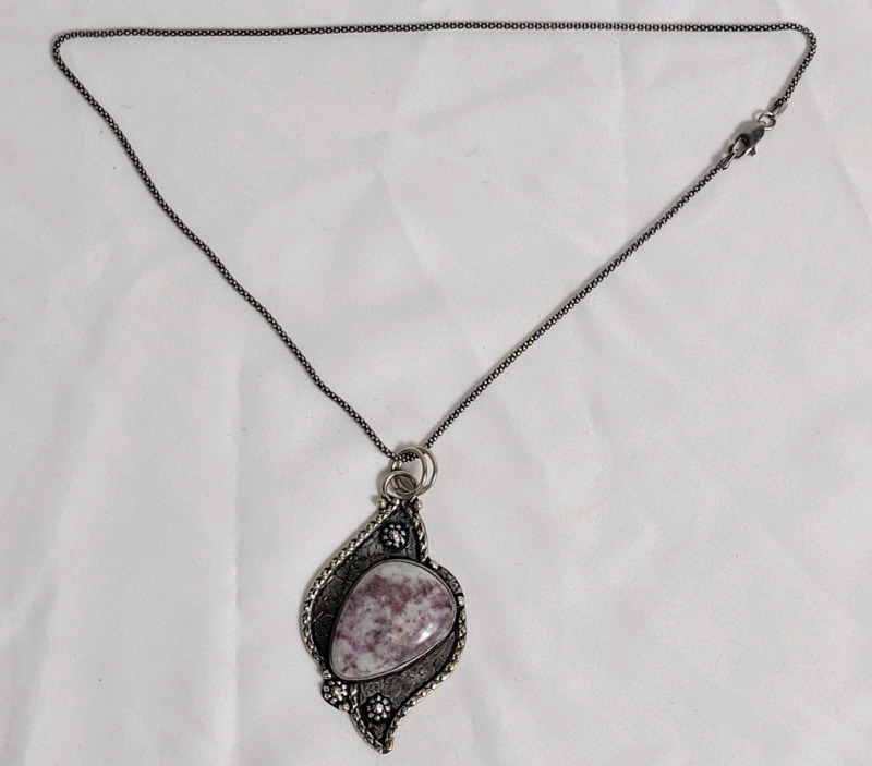 925 Silver Chain & Pendant w/Stone Insert . Chain measures 17.5" long