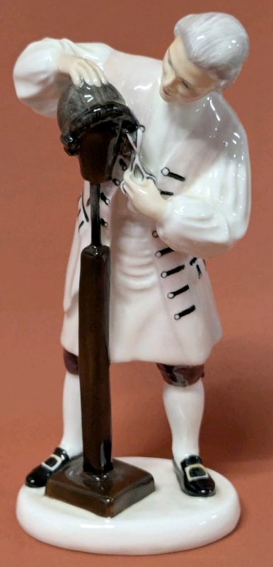 1959 Royal Doulton THE WIGMAKER OF WILLIAMSBURG HN 2239 - 7.25" Tall, No Chips or Cracks