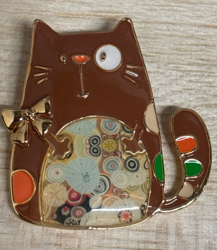 Retro Winking Cat Enamel Brooch Khaki Unique and Quirky <br/>Approximately 1.75 x 1.75 Inch
