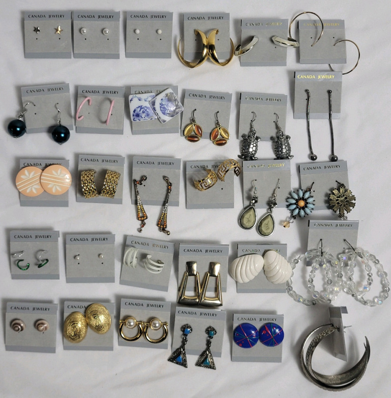 30 Pairs Assorted Pierced Earing Sets .