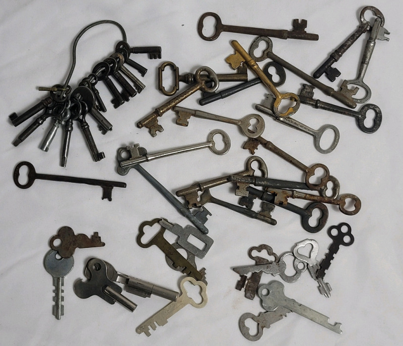Vintage Skeleton Key , Clock Key & Jewelry Key Lot . 35+ Key