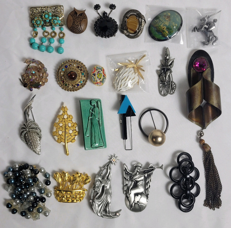 18 Ladies Brooches , Various Styles & Sizes