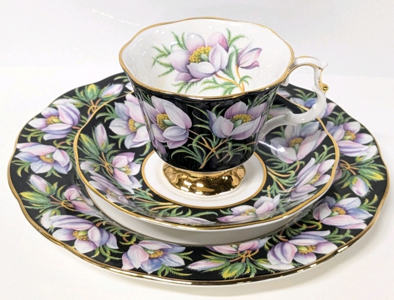 ROYAL ALBERT Provincial Flowers Teacup & Saucer : Prairie Crocus 1975 - Rings True