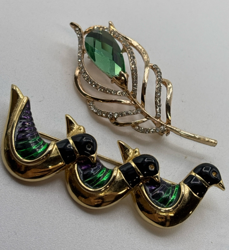 Vintage Lucite Enamel 3 Bird Brooch Guilloch&eacute; and Style Peacock Faceted green stone with Clear rhinestones Beautiful Brooch description has sizing