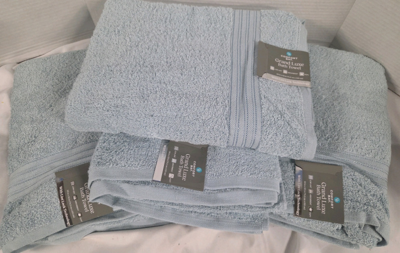 4 New | Comfort Bay Grand Luxe Bath Towels | Measures 30" x 52" Ea.