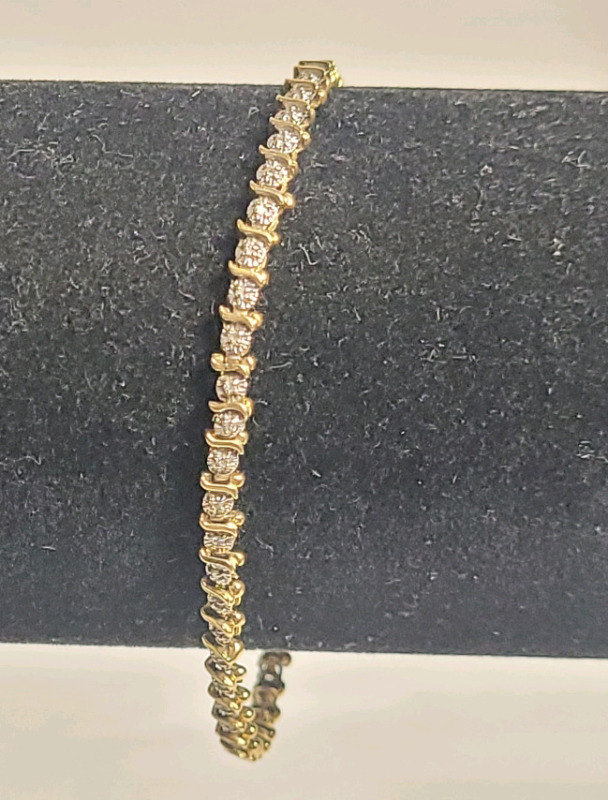 14K Gold Ladies Line Bracelet w/Illusion Set Diamonds . Measures 6 3/4" long