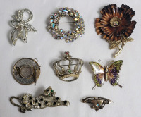 Eight (8) Vintage Ladies Brooches . See photos for size
