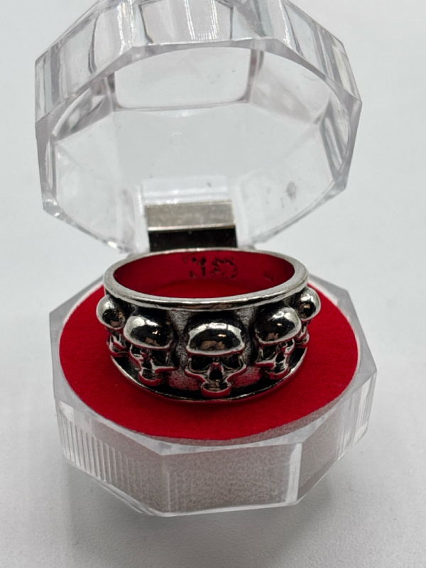 Wide 5 Graduated Skulls Set Band Ring Size 10