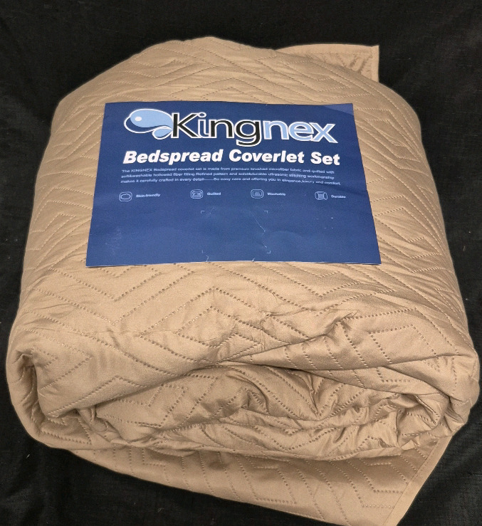 As New sz King Kingnex Bedspread Coverlet Set - One Coverlet and 2 Shams