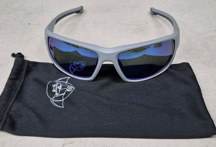 Great Condition Solar Bat Polarized Fishing Sunglasses with Softcase