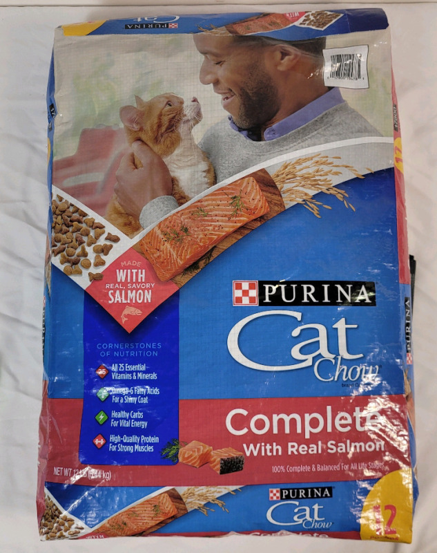 New - Purina Cat Chow Complete w/Real Salmon , 12lb Bag . Best By APR 2026